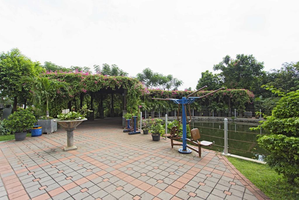 Reddoorz Apartment @ Green Pramuka Jakarta Exterior foto