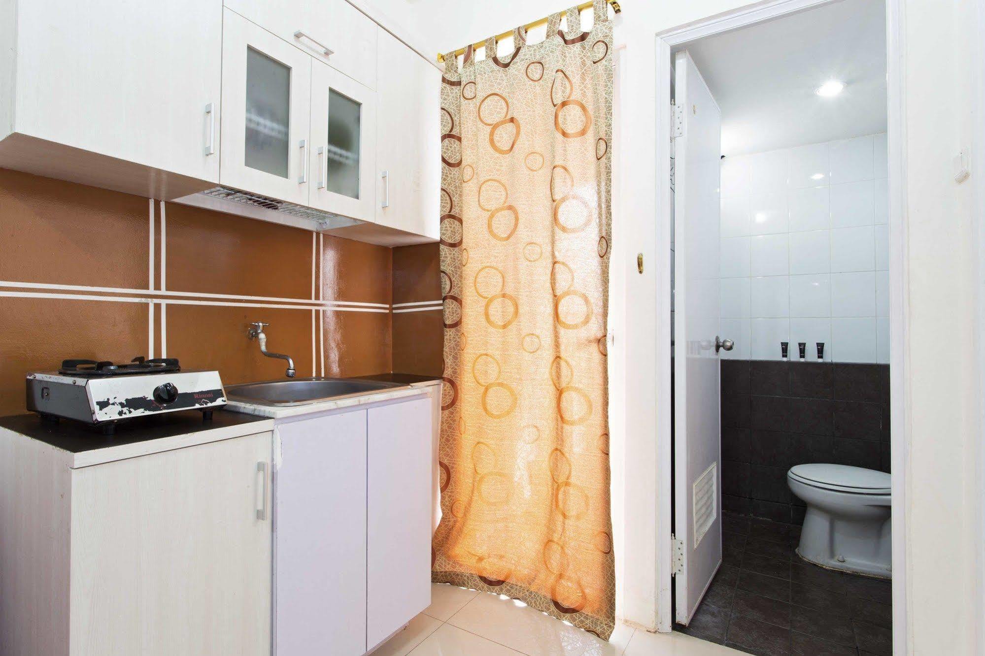 Reddoorz Apartment @ Green Pramuka Jakarta Exterior foto